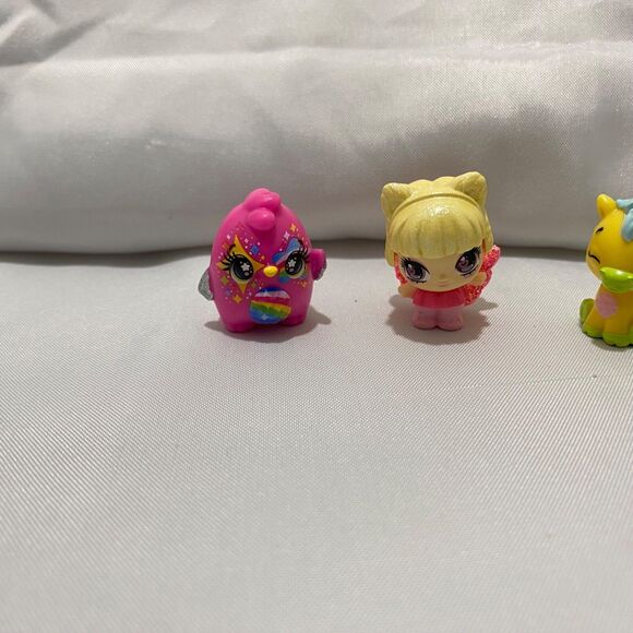 Hatchimals Lot of 4 Random Mini Figures Colleggtibles Miniature Toys - Picture 3 of 5